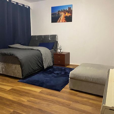 Double En-Suite Rooms Nevendon Екстер'єр фото
