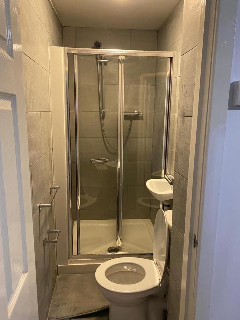 Double En-Suite Rooms Nevendon Екстер'єр фото